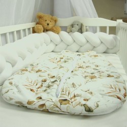 Bezpieczny śpiworek niemowlęcy w botaniczny wzór od producenta Lulu Smyk – widok na dwukierunkowy zamek ułatwiający przewijanie.