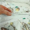 Bezpieczny śpiworek niemowlęcy od producenta Lulu Smyk – zbliżenie na podwójny suwak od dołu ułatwiający zmianę pieluszki.